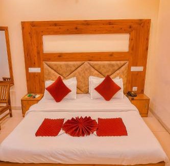 Chandigarh Hotel | Hotel Woodlark Zirakpur II A Peaceful Stay I Travelers Choice I Best for Family and Group
