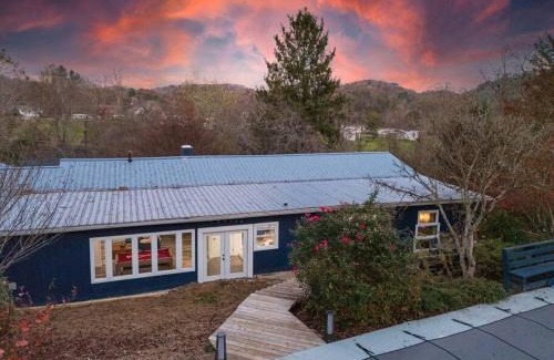Hendersonville House | HotTub, FirePit, Pets, Pool Table, Outdoor Dining