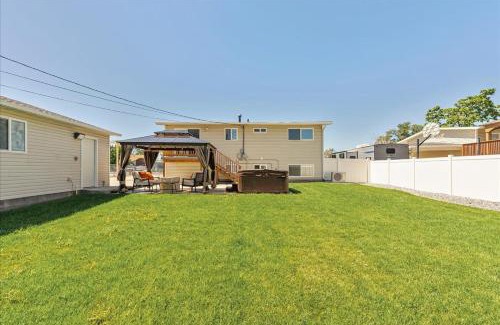 White City House | HotTub Patio Half Basketball Court