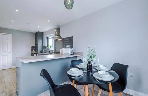 Failsworth House | House 3 Bed Sleeps 6 -Pets Ok -Patio -Free Parking