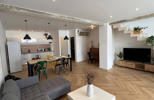 Saint-Lazare House | House 480m from Saint Charles station in quiet, gated residence