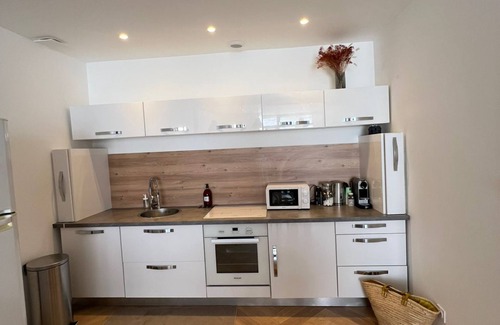 Saint-Lazare House | House 480m from Saint Charles station in quiet, gated residence