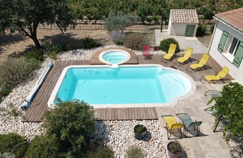 Tresques House | House amidst vineyards