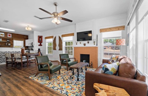 North Waco House | House and Bungalow with Sunny Courtyard