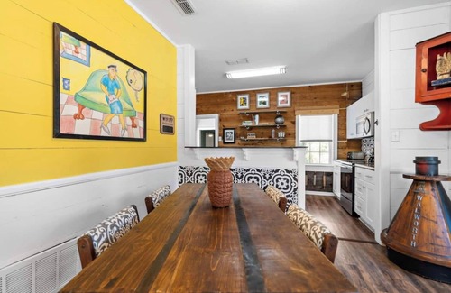 North Waco House | House and Bungalow with Sunny Courtyard