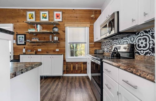 North Waco House | House and Bungalow with Sunny Courtyard