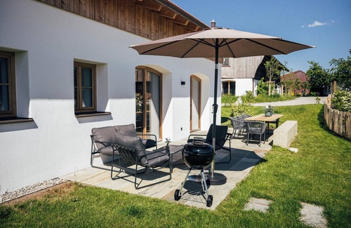 Altenmarkt an der Alz Apartment | House by the pond, 200 sqm for max. 10 people