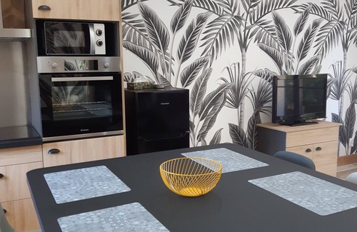 Lachapelle-aux-Pots House | House