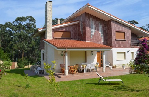 Somo Villa | HOUSE, GARDEN, WIFI NEAR THE BEACH IN SOMO FOR 12 PEOPLE, BODEG