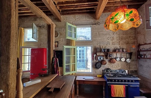 Pezenas Apartment | House, gîte, apartment, private mansion with character historic center Pézenas