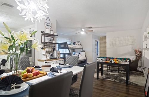 Lake Magdalene House | House in Tampa with Pool sleeps 10 Pet Friendly.
