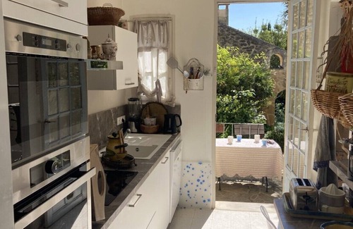Grans House | House in the beautiful village of Grans 30 minutes from Les Baux de Provence