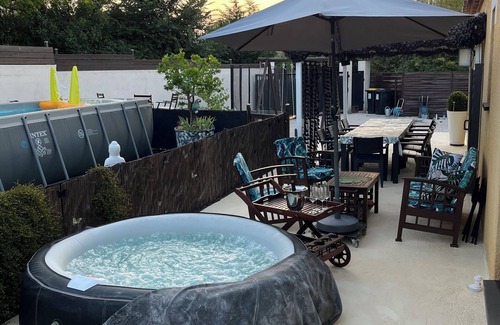 Montmirat House | House in the south swimming pool/jaccuzi