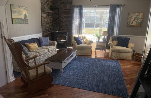 Geneva House | House minutes from wineries, Spire, Lake Erie, GOTL