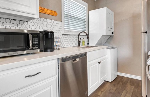 College Station Apartment | House-O-Blues: First Floor, Walk to A&M, King Beds