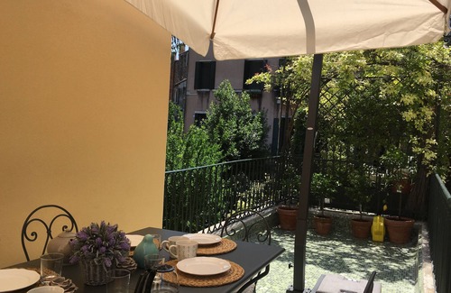 Dorsoduro Apartment | House of Guardians - Bright Apartment for 6 with Wonderful Terrace