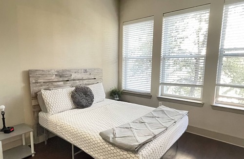 Dallas Design District Apartment | ⭐️ House of J&K: 2 bedroom APT. with pool-view