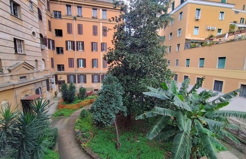 San Giovanni Apartment | House of Vinyl Rome