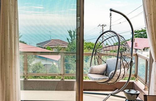 Yawatano House | House overlooking the Izu sea and Mt Omuro/Ito Shizuoka