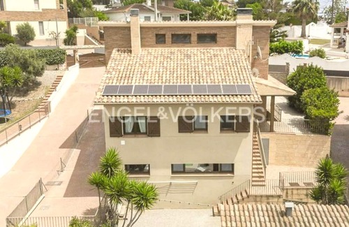 Cubelles House | House sleeps 19. 2.5 km from beach, 8 km from Sitges, 45 km from Barcelona, Tarragona