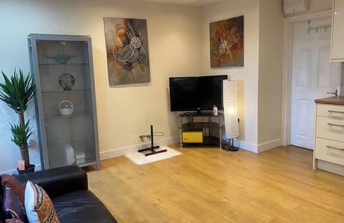 High Wycombe House | House - Sleeps 2 - Patio - Parking