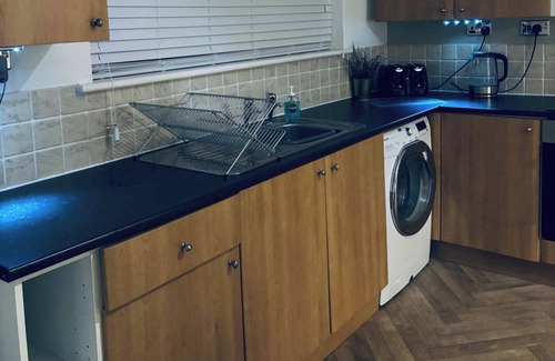 Skelmersdale House | House - Sleeps 6, Hot-tub & Free Parking