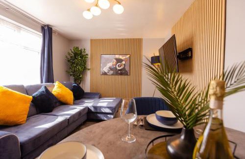 Winchester House | House - Sleeps 8 - Parking - Garden