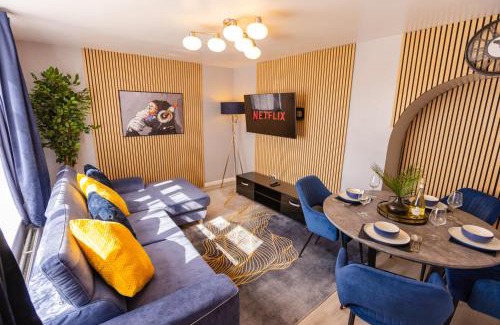 Winchester House | House - Sleeps 8 - Parking - Garden