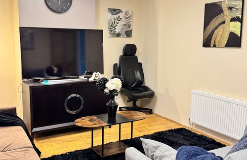 Sittingbourne House | House - Sleeps 9 - Garden - Pet friendly - Parking