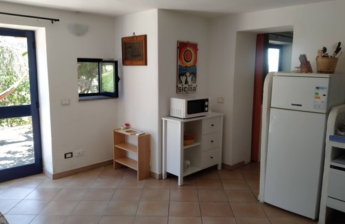 Leni House | House under a carob tree, among the vineyards in Salina