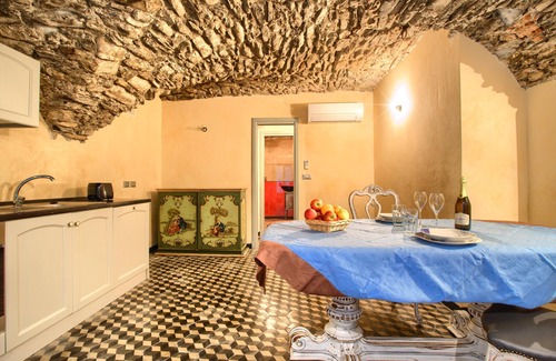 Lucinasco Apartment | House with A/C in Ligurian village