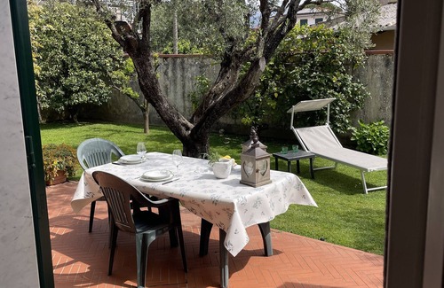 Marina di Carrara House | House with garden