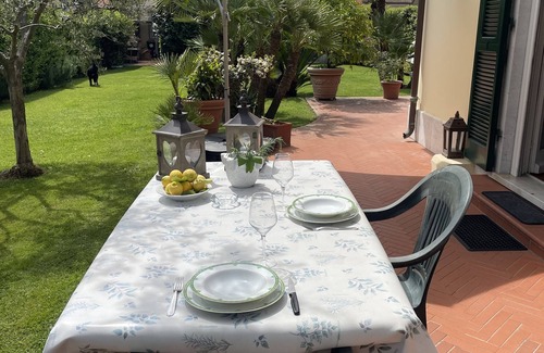Marina di Carrara House | House with garden