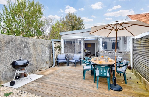 Barbatre Ski Chalet | House with garden for 8, 550m from the beach