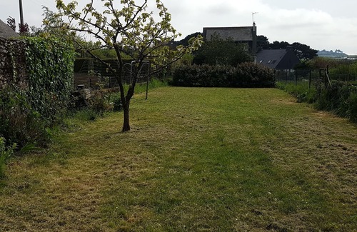 Billiers House | House with garden in a coastal village