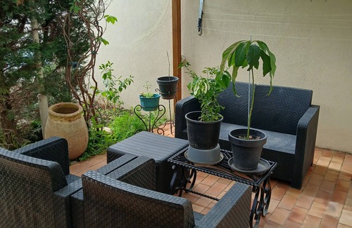 Entressen House | House with garden in a village in Provence, very popular with tourists.