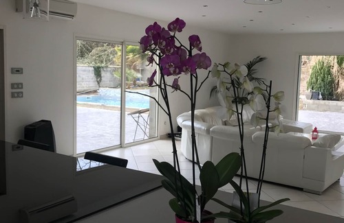La Brede House | House with heated pool