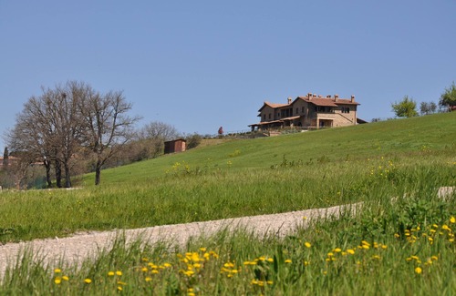 Castiglione del Lago Apartment | House with garden in a stone farmhouse