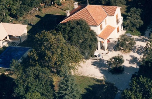 Serignan-du-Comtat Villa | House with pool on the edge of the forest, near Orange