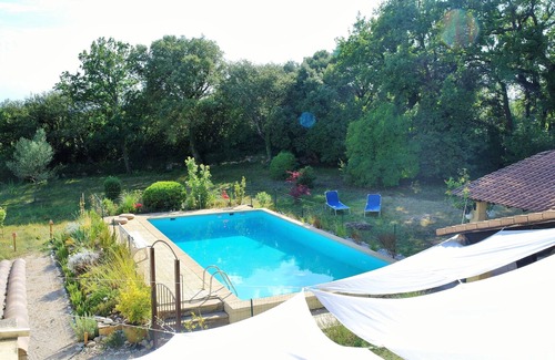 Serignan-du-Comtat Villa | House with pool on the edge of the forest, near Orange