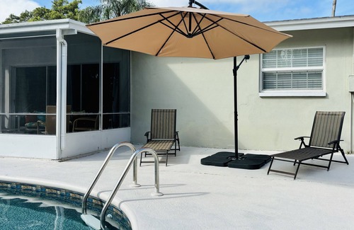 Clearwater House | House with pool 5.4 miles to Honeymoon Island.