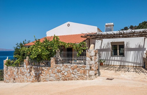 Kolymbari House | House with private place to swim, solitary