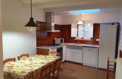 Peratallada House | House with space, lots of light and charm