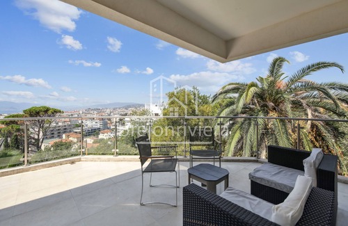 California - Pezou House | House with swimming pool and sea view in Cannes Californie.