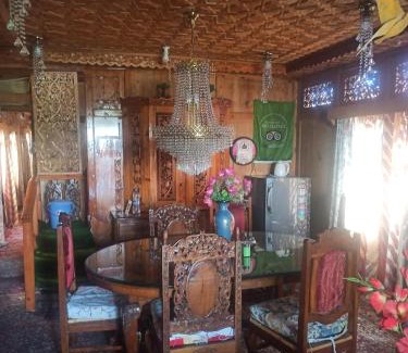 Dal Lake Hotel | Houseboat Mehfooz palace