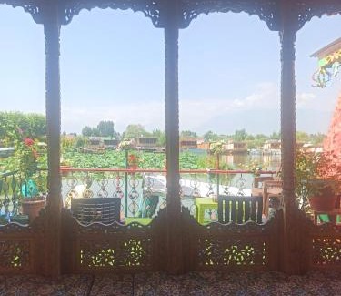 Dal Lake Hotel | Houseboat Mehfooz palace
