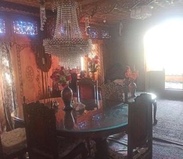 Dal Lake Hotel | Houseboat Mehfooz palace