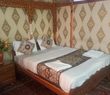 Dal Lake Hotel | Houseboat Mehfooz palace