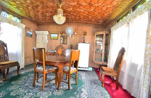 Dal Lake Hotel | Houseboat Zaindari Palace