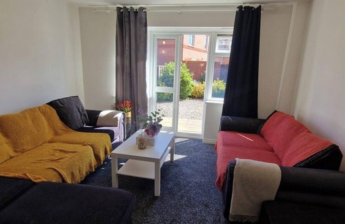 Darlaston House | HouseSleeps5-Garden-Parking-FamilyFriendly